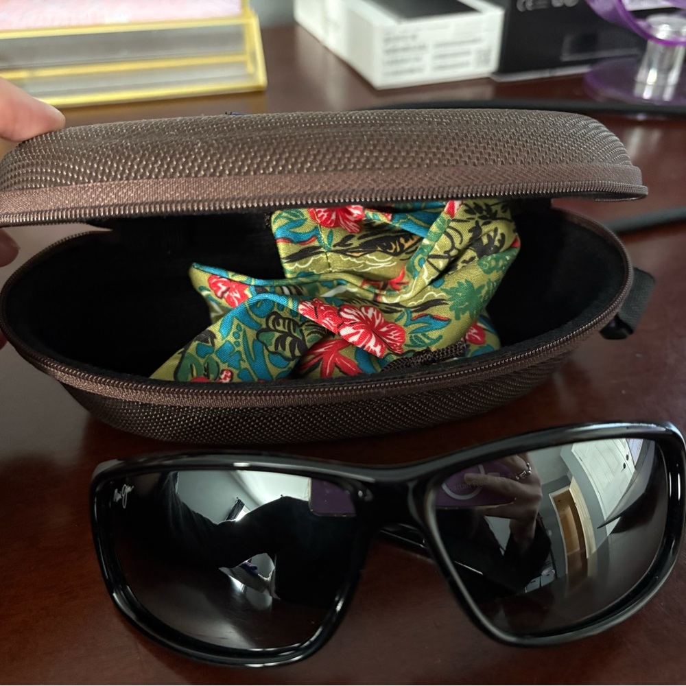 Maui Jim Black Sunglasses with Brown Case